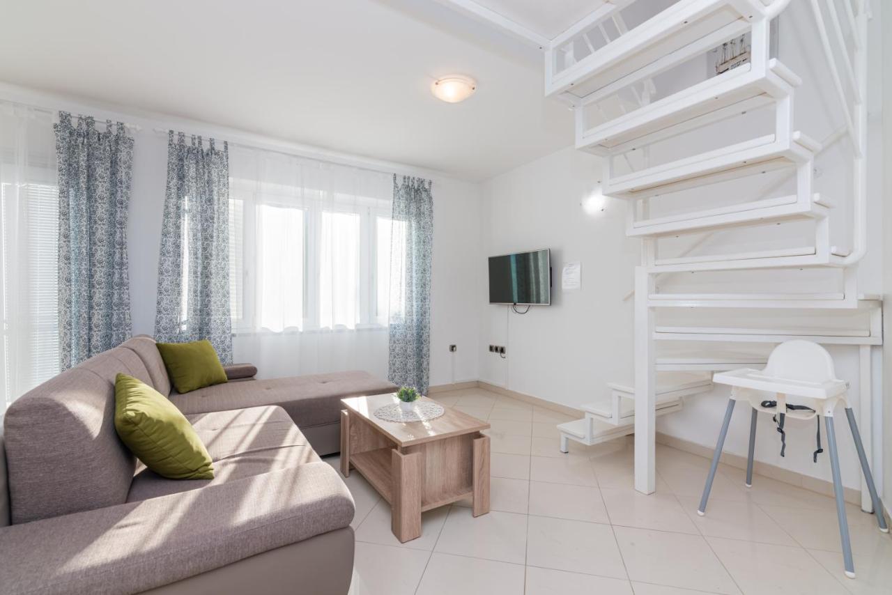 Apartment Mimoza 5, Baska, Krk Buitenkant foto